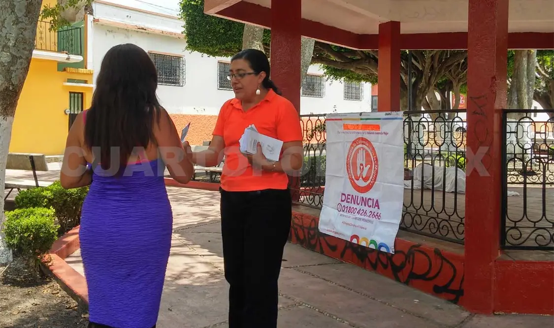 Acercan información a mujeres comitecas
