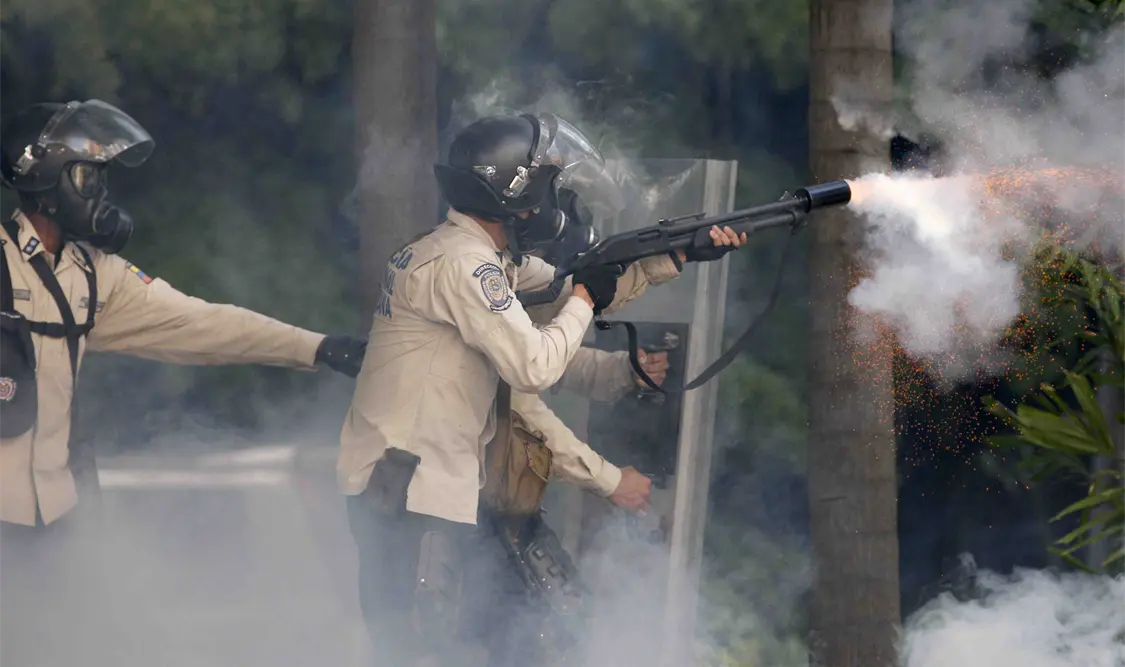 De nueva cuenta, policía de Venezuela reprime manifestación opositora
