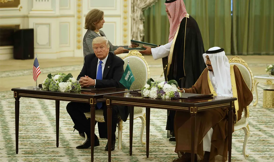 Trump firma millonario acuerdo de armas con rey de Arabia Saudita