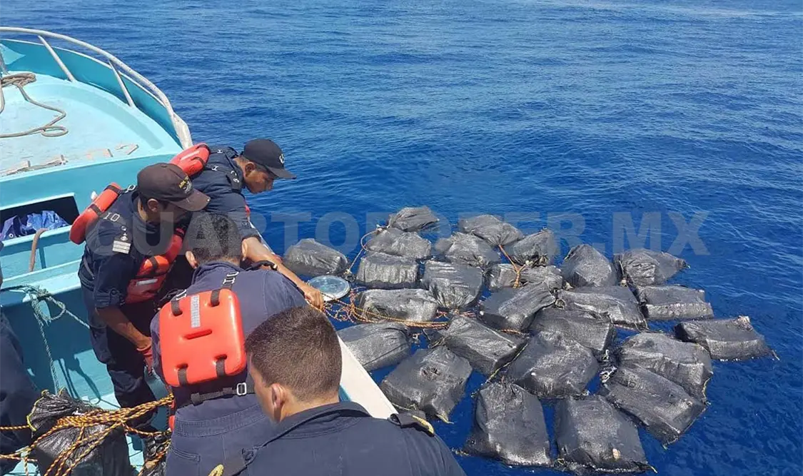 Flotaban 697 kilos de cocaína en el mar