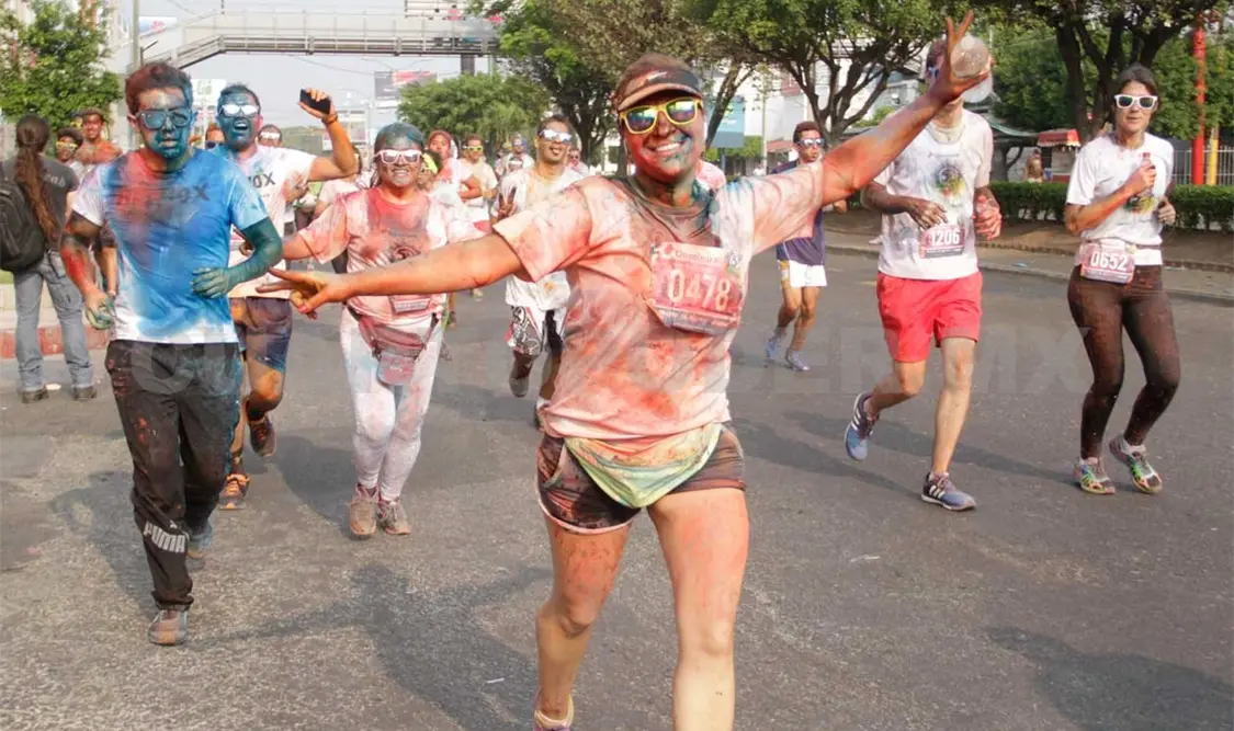 La carrera es recreativa, pues durante el recorrido los atletas esparcirán polvos de colores para hacer más divertida la ruta.