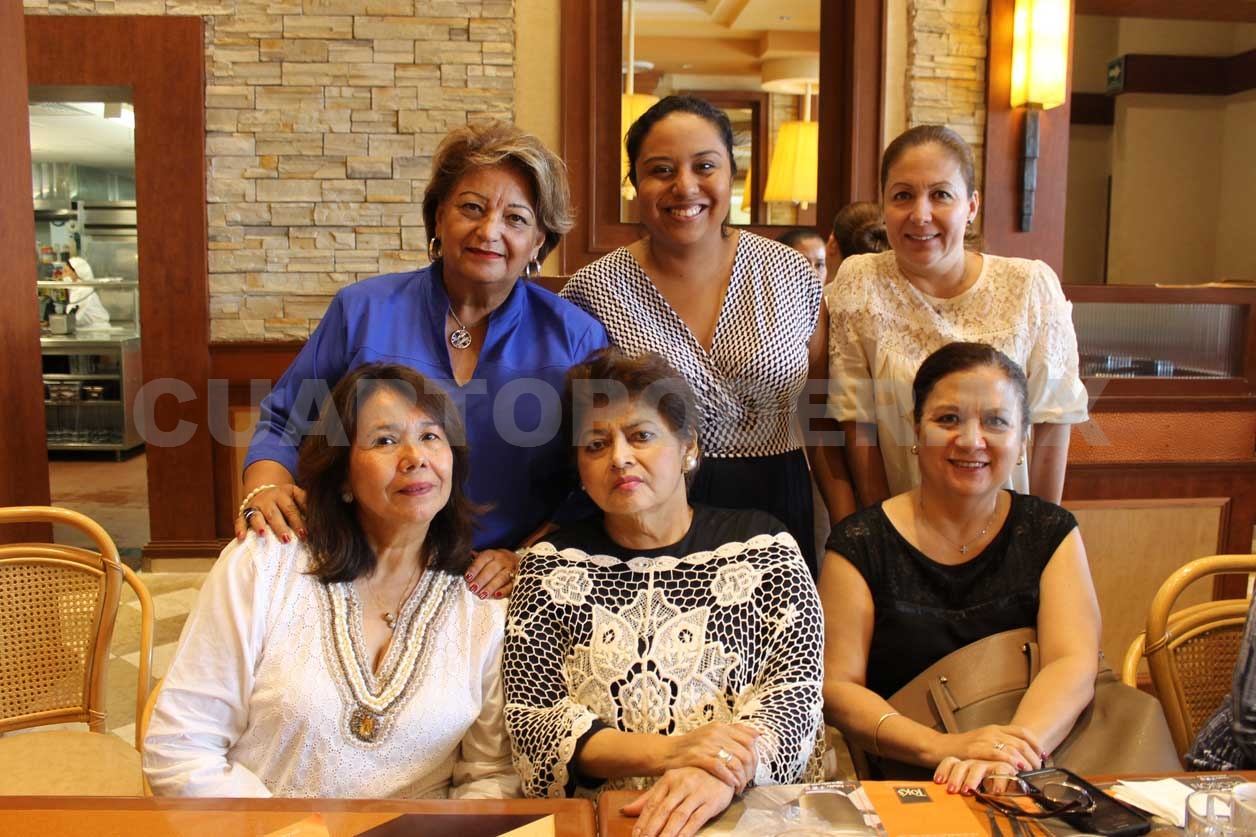 Amigas disfrutan ameno desayuno