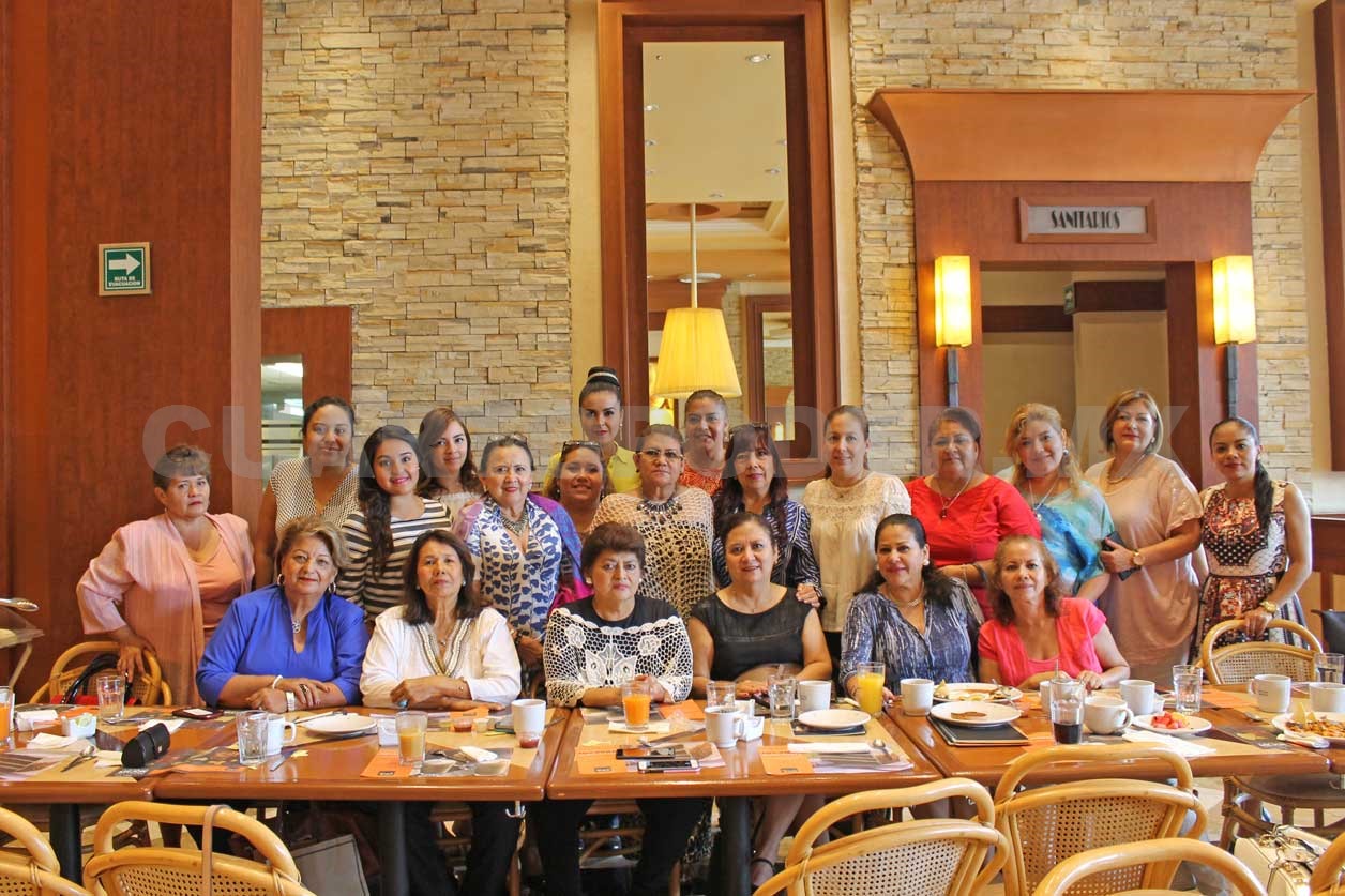 Amigas disfrutan ameno desayuno