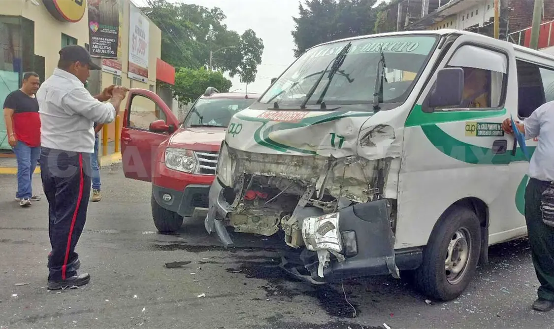 Choque de combis deja diez lesionados
