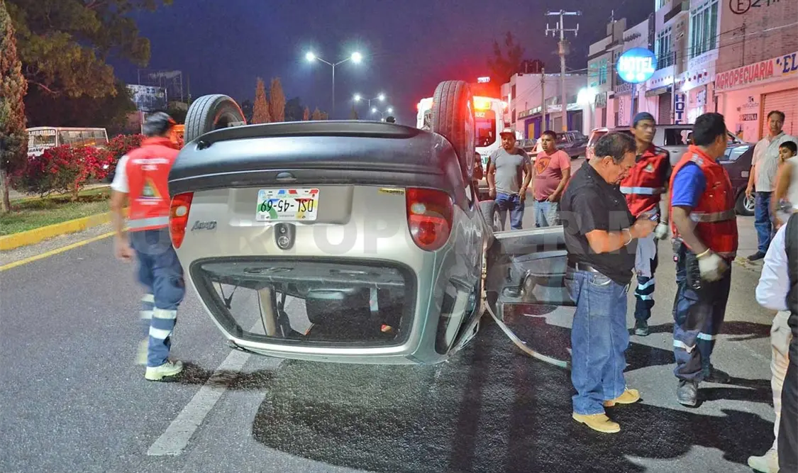 Volcadura en bulevar de Las Federaciones