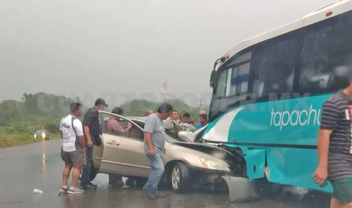 Choca autobús contra vehículo