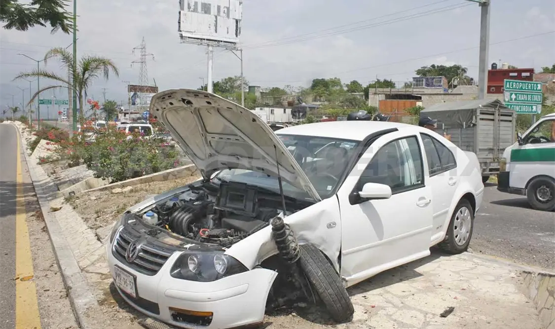 Encaramado en camellón tras ser impactado