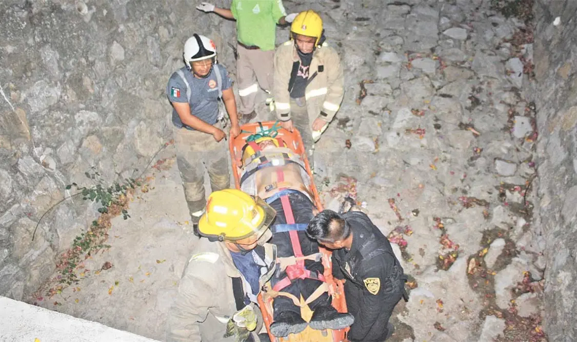 Ebrio cae a canal pluvial