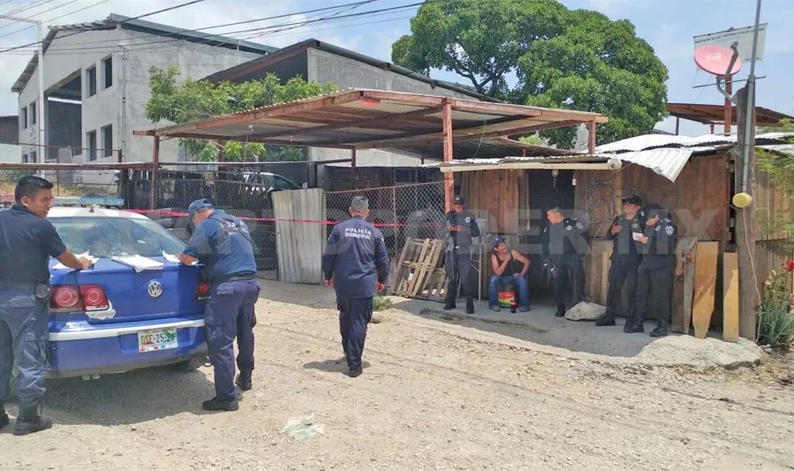 Hallan a “talachero” colgado en una viga