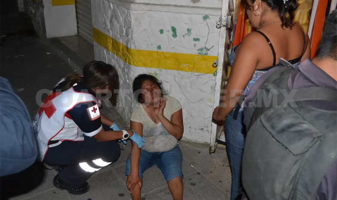 Localizan a mujer tirada en la vía pública