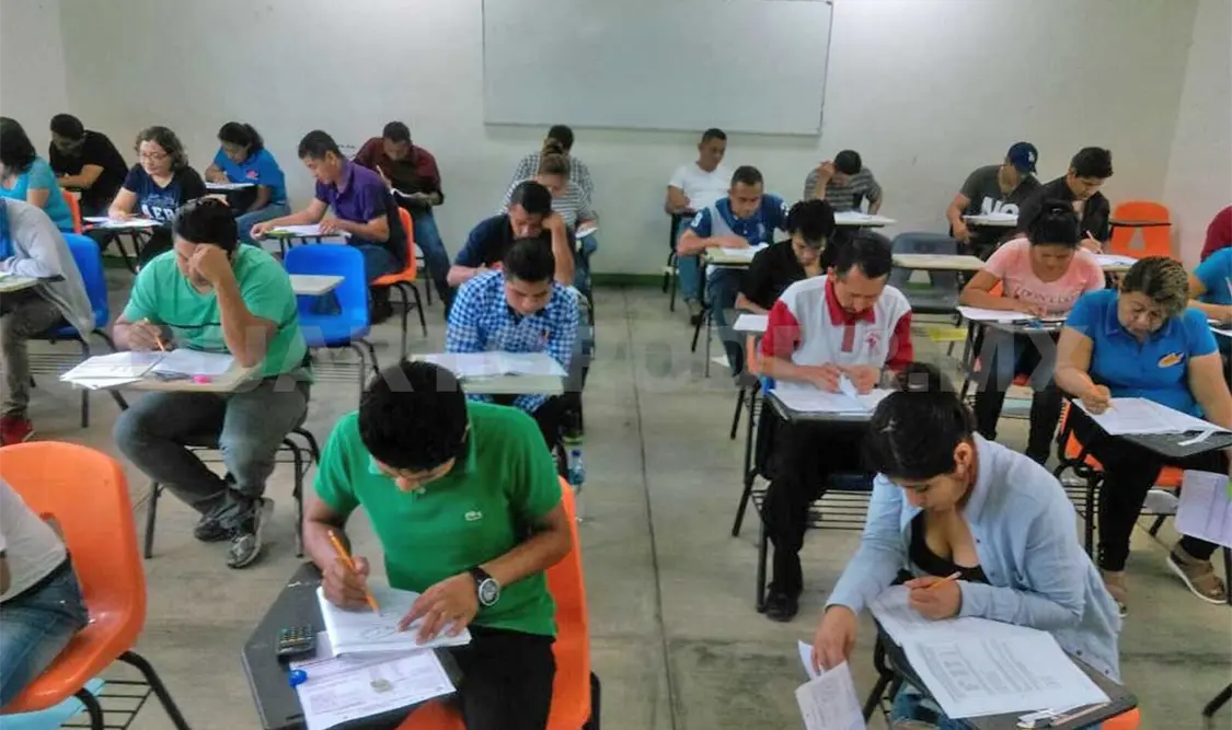 Aplican examen para acreditación de bachillerato
