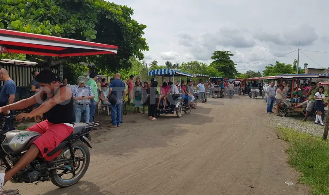 Invasores retienen a empleados municipales