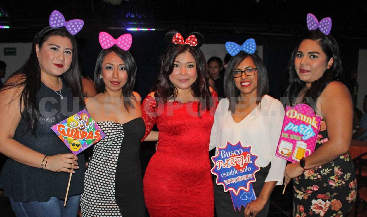 Geraldine celebra con mejores amigos