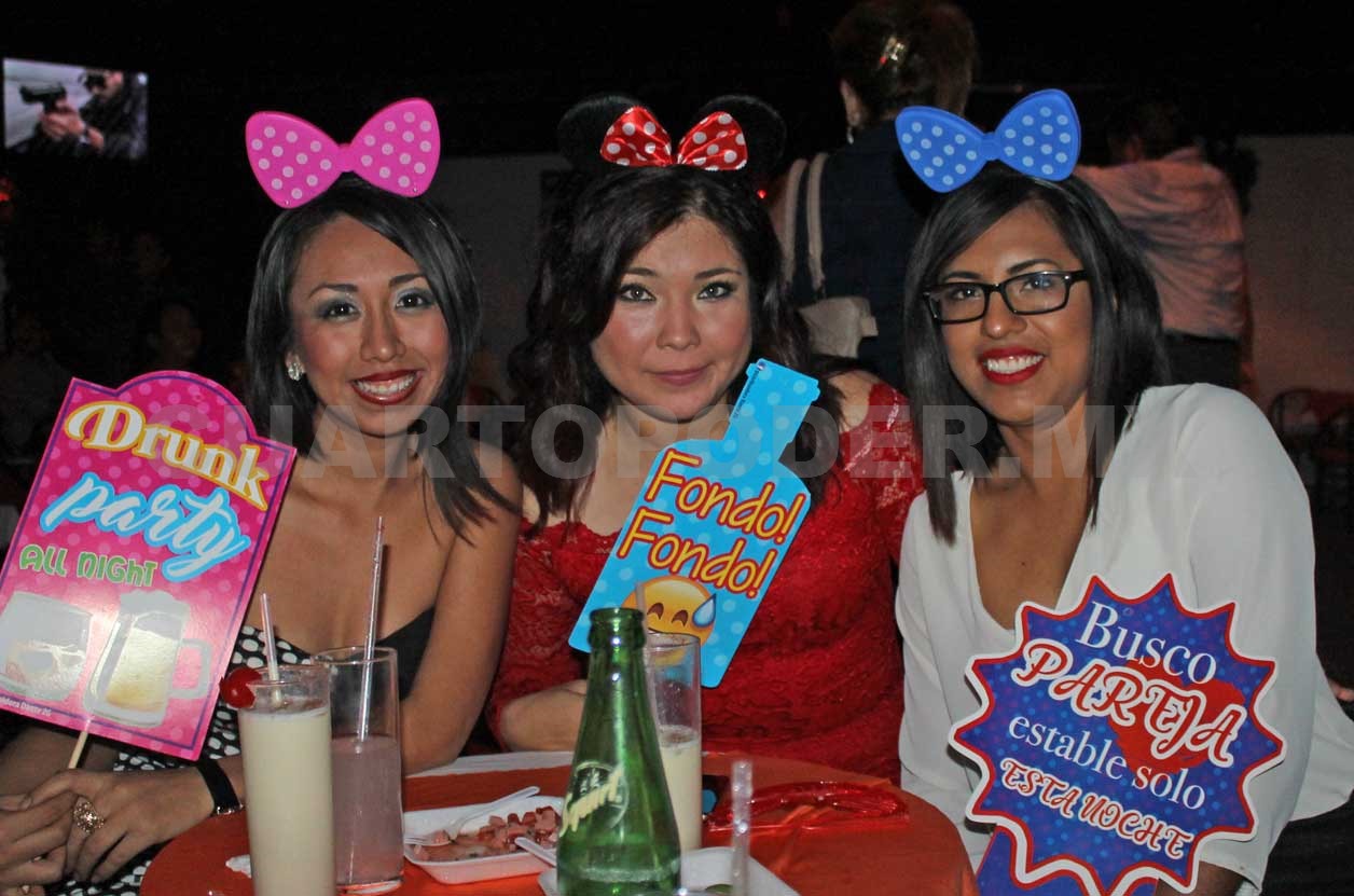 Geraldine celebra con mejores amigos