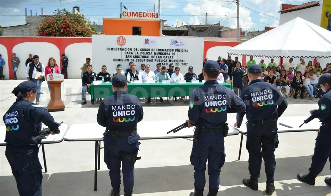 Policías demuestran lo aprehendido en cursos
