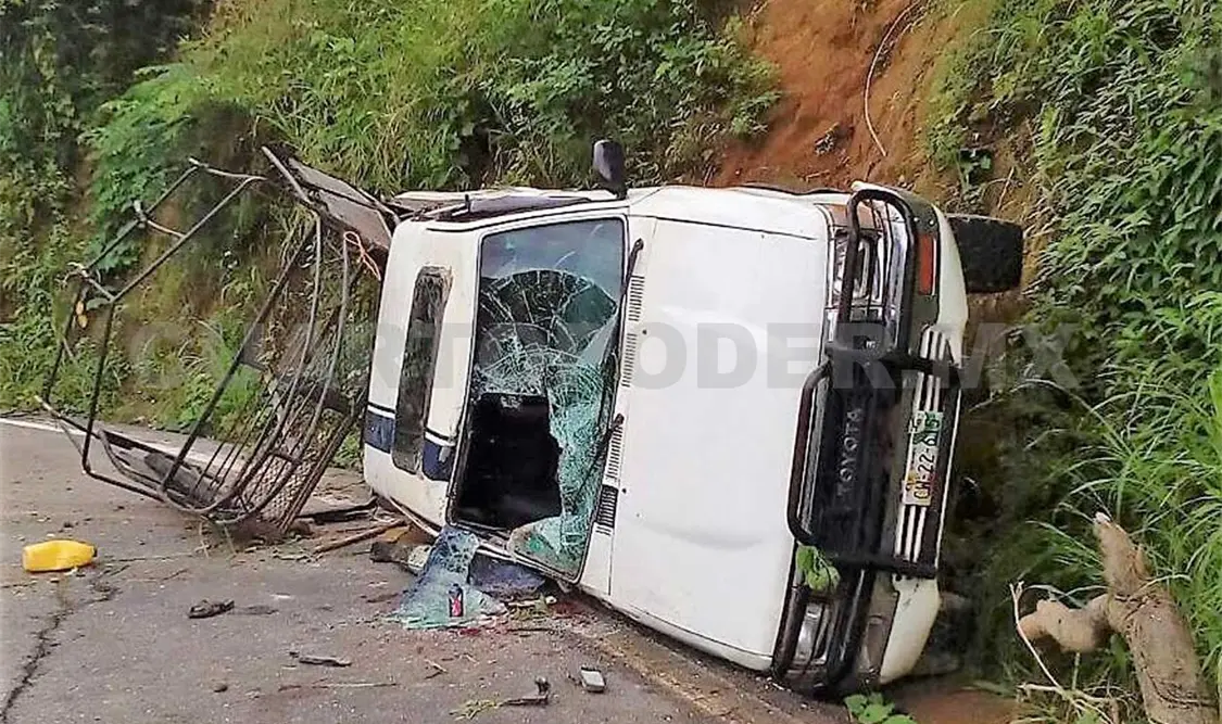 Un muerto y 16 heridos en percance carretero