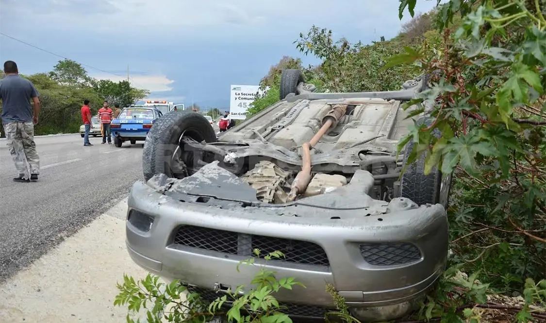 Doble accidente deja tres lesionados