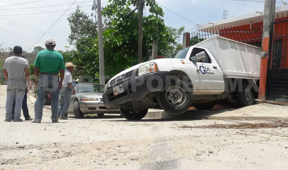 Camioneta provoca destrozos en domicilio