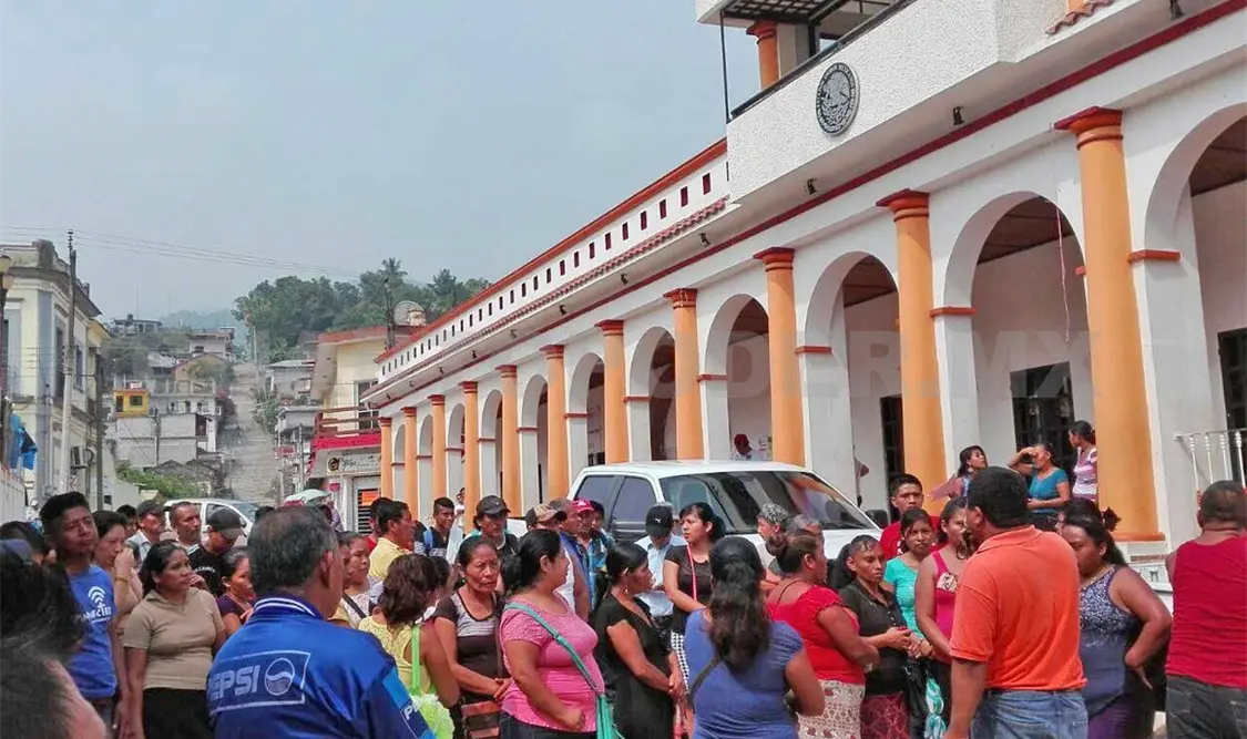 Habitantes se movilizaron frente a la alcaldía. Cortesía