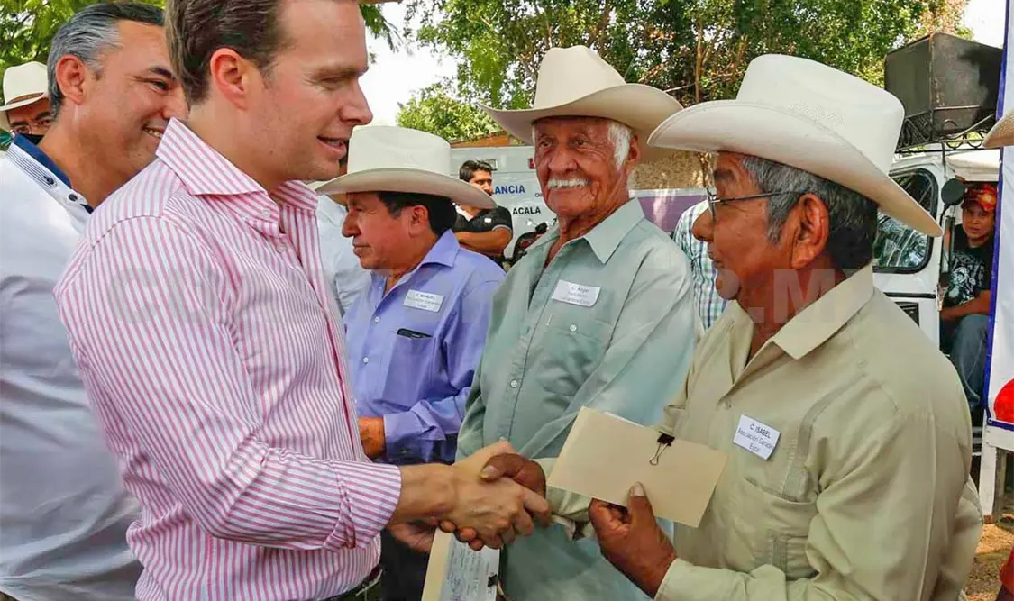 Manuel Velasco Coello llevó a cabo la entrega de cheques a ganaderos para canje de sementales. CP