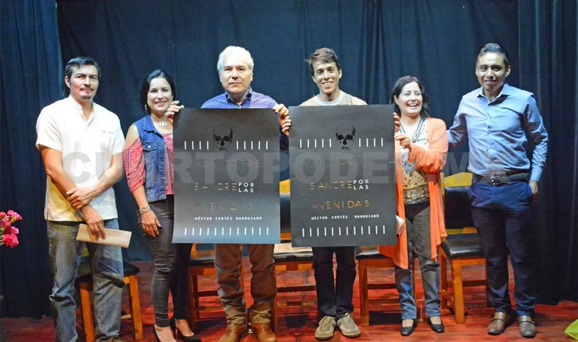 Los presentadores del libro. Darwin Mendoza