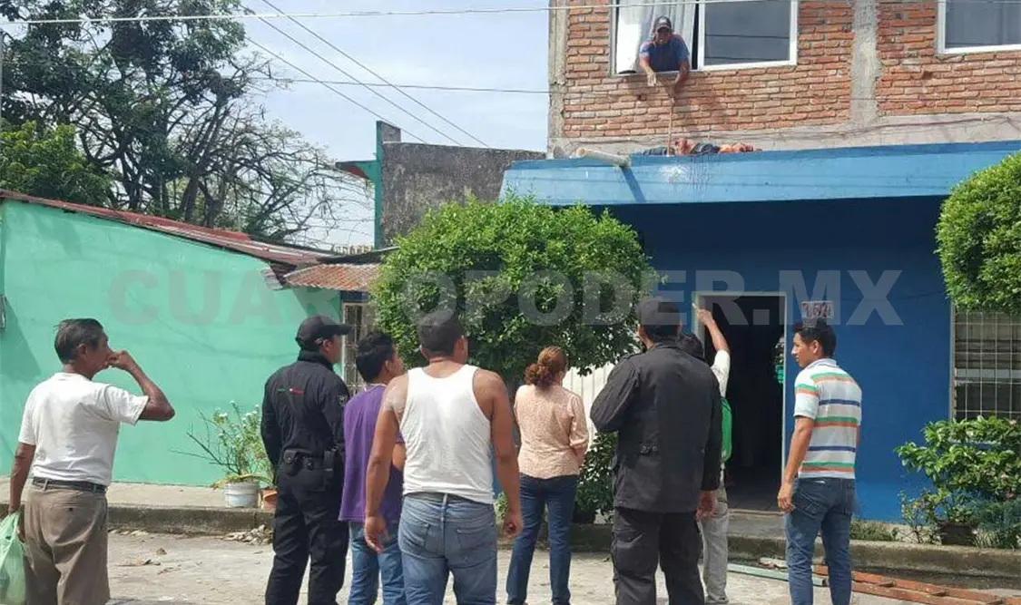 Paramédicos de la Cruz Roja Mexicana se presentaron para valorar a la persona y luego trasladarla a un nosocomio. Rafael Victorio / CP