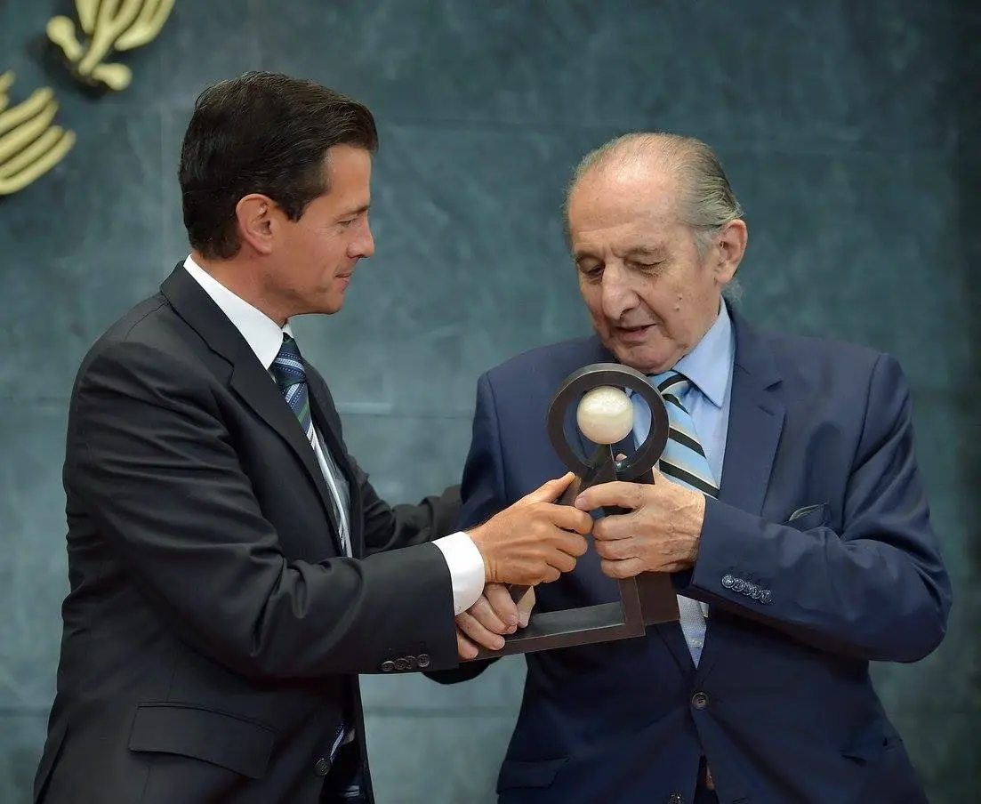 Eduardo Lizalde recibe el Premio Internacional Carlos Fuentes