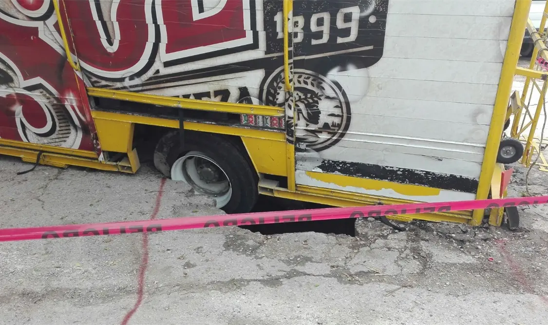 Colapso de línea de alcantarillado provoca caída de camión en socavón