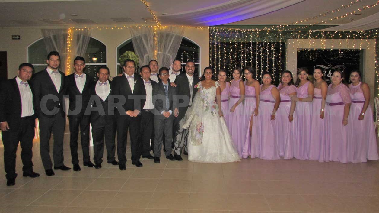 Feliz pareja se une en matrimonio