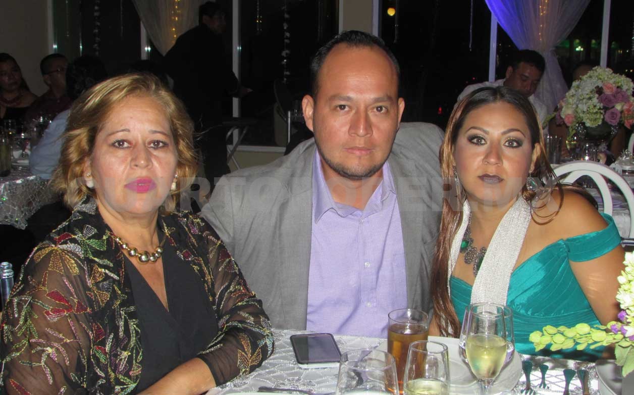 Feliz pareja se une en matrimonio