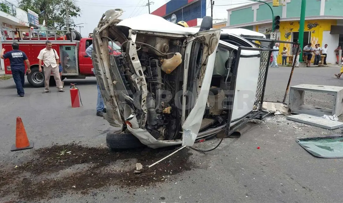 Pareja lesionada en semaforazo