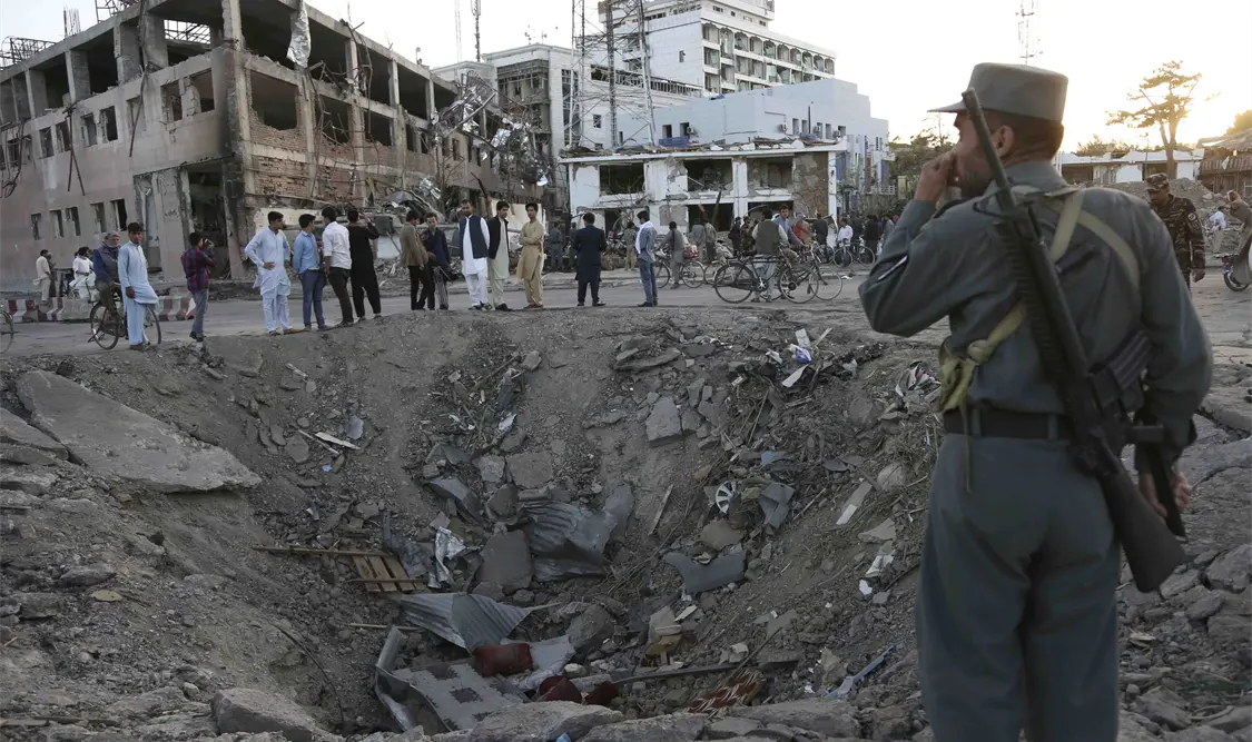 Atentado suicida en Kabul deja 50 muertos