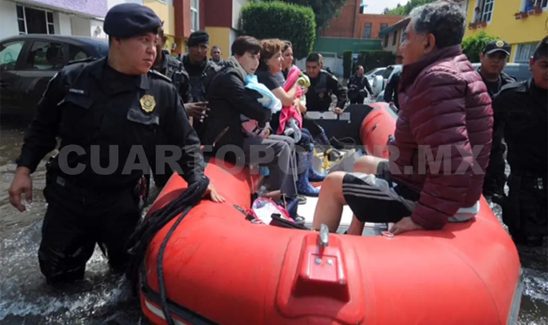 Policías ayudan a vecinos