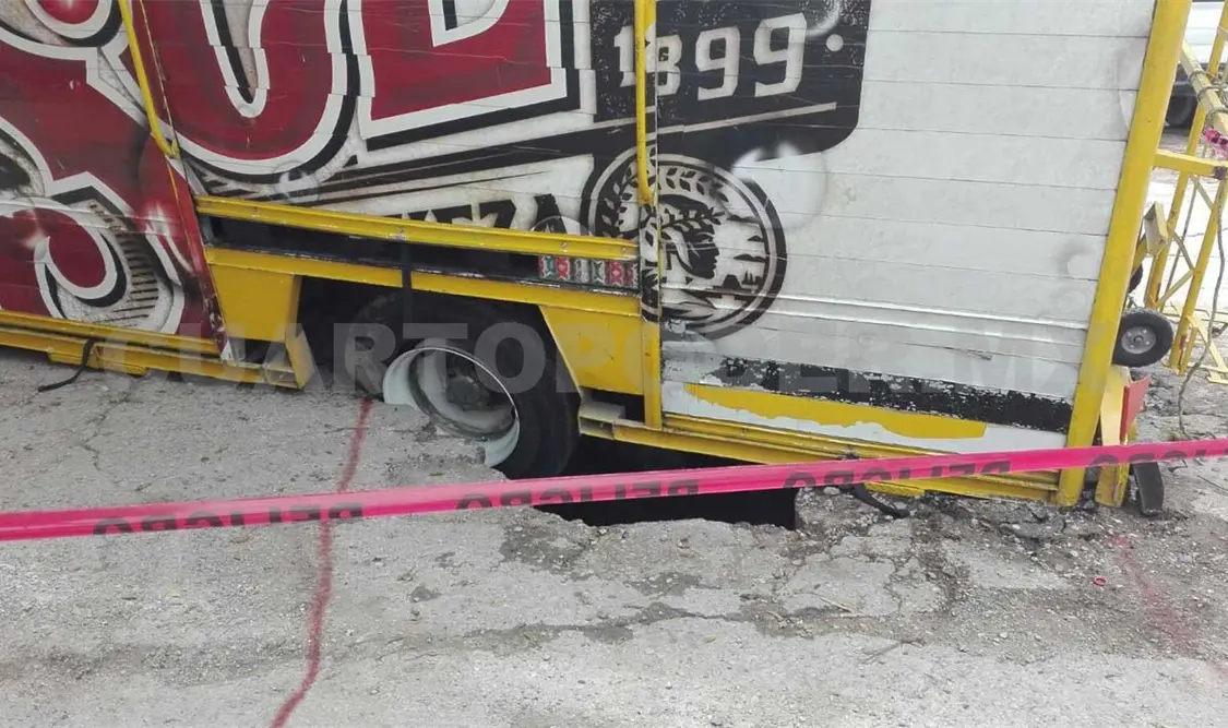 Cae camión en socavón en la Santa Cruz