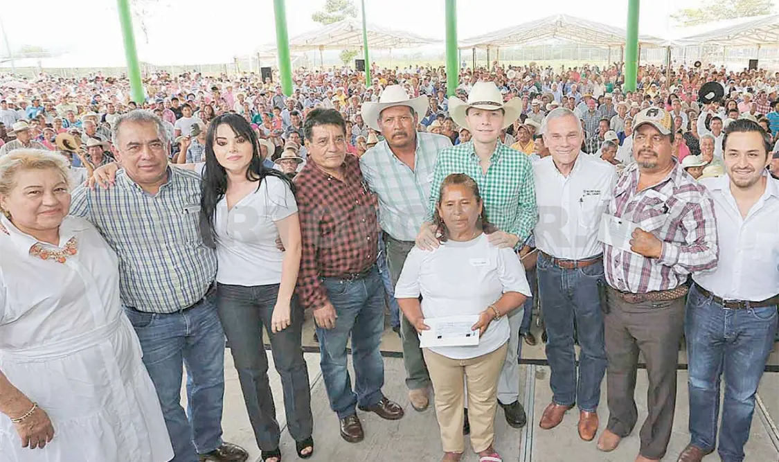 Entrega Velasco cheques del Seguro Catastrófico