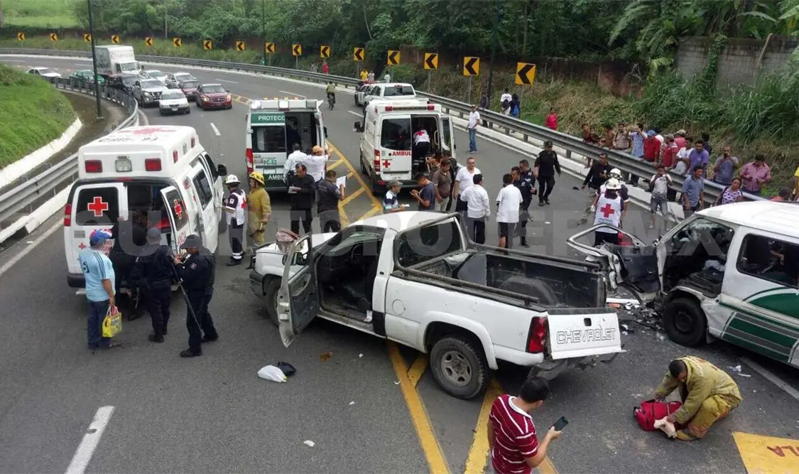 Ocho lesionados en accidente carretero
