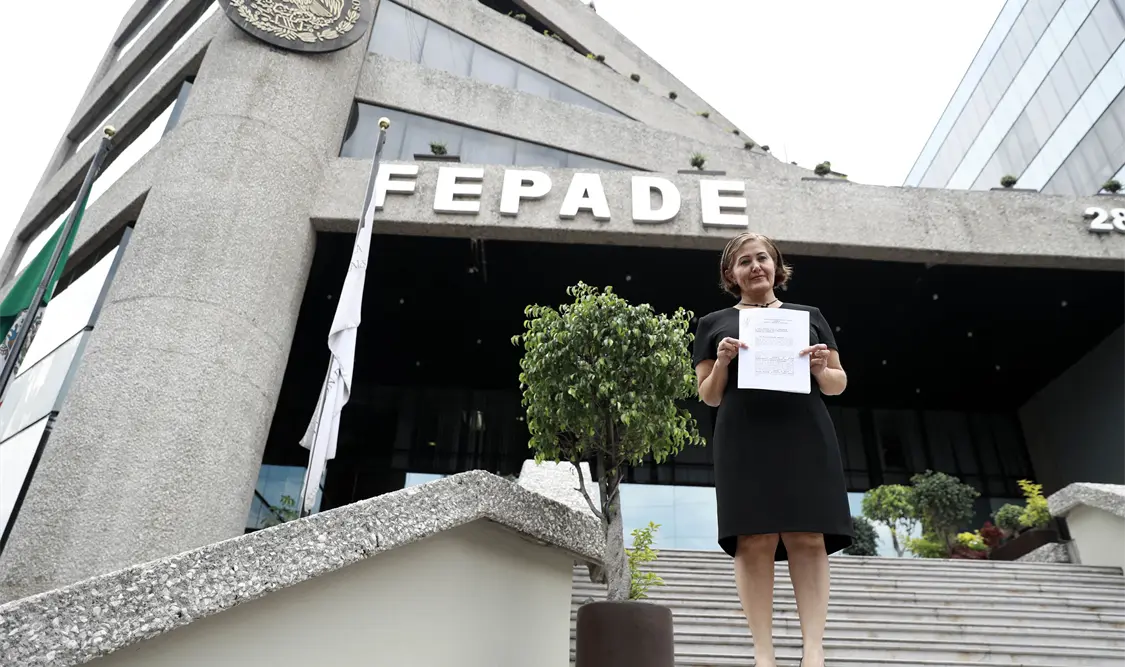 Eva Cadena denuncia a militantes de Morena ante la Fepade