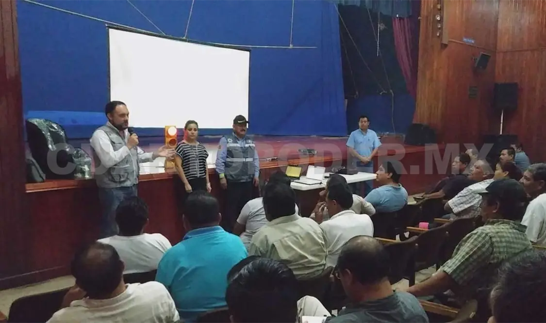 Capacitan a operadores del servicio público