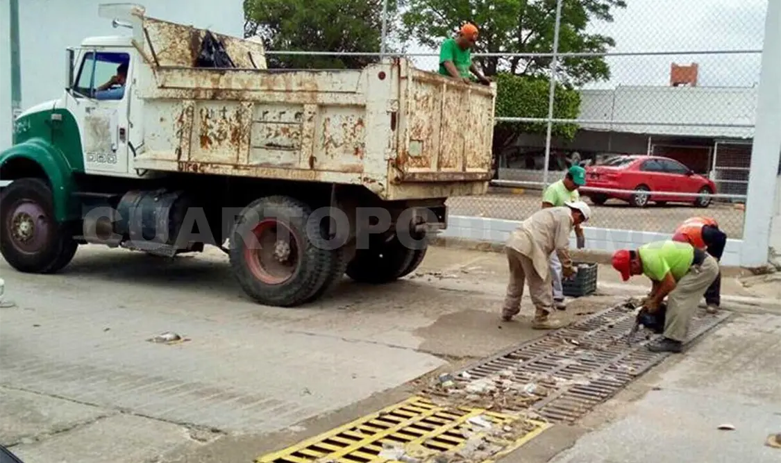 Limpian alcantarillas en la ciudad