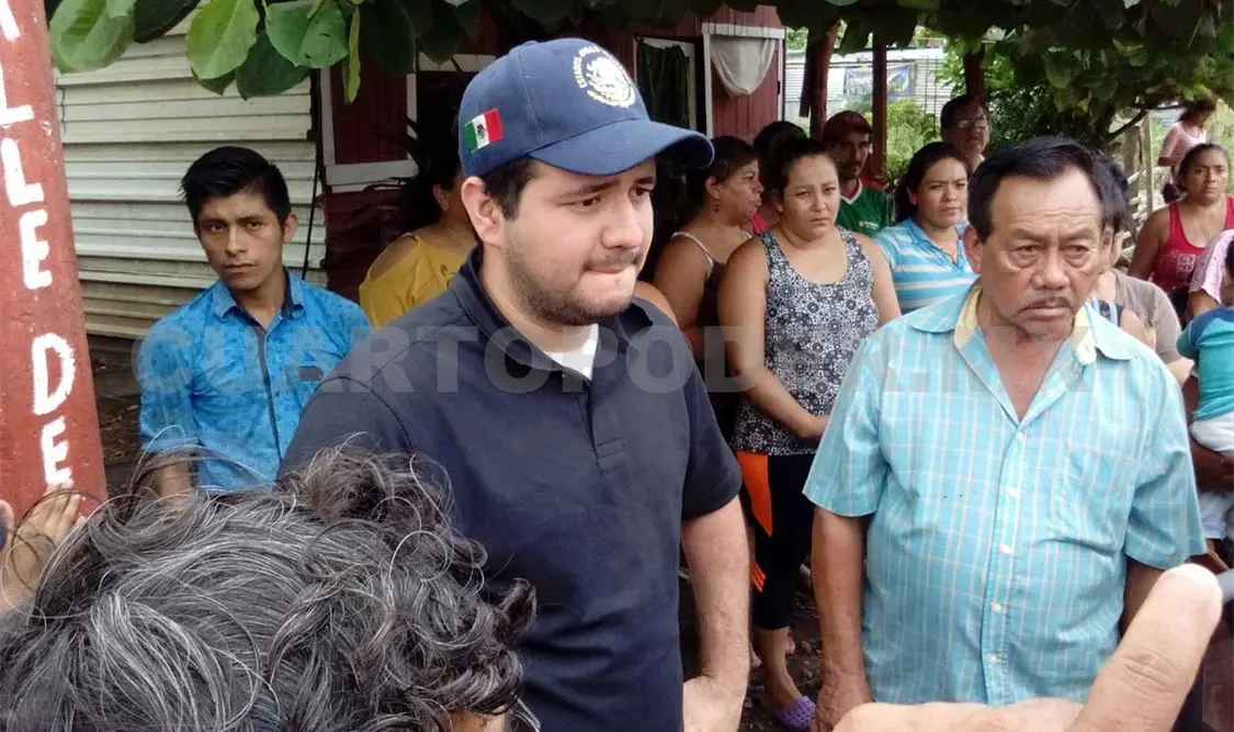 Invasores retienen a policías