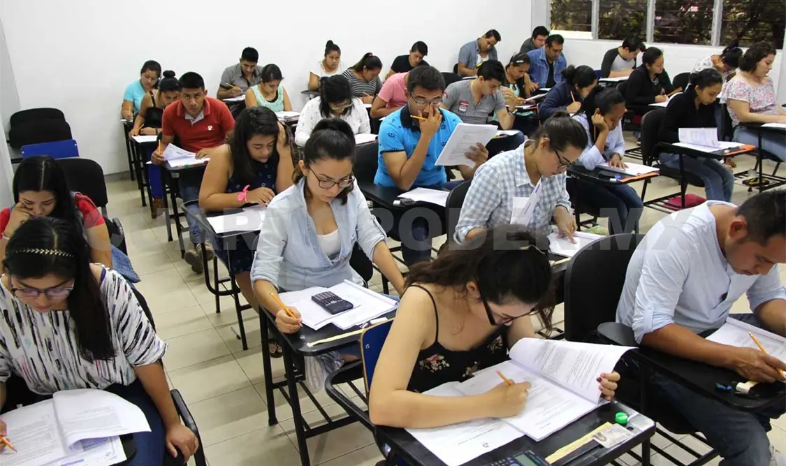 Aplican examen de titulación a egresados