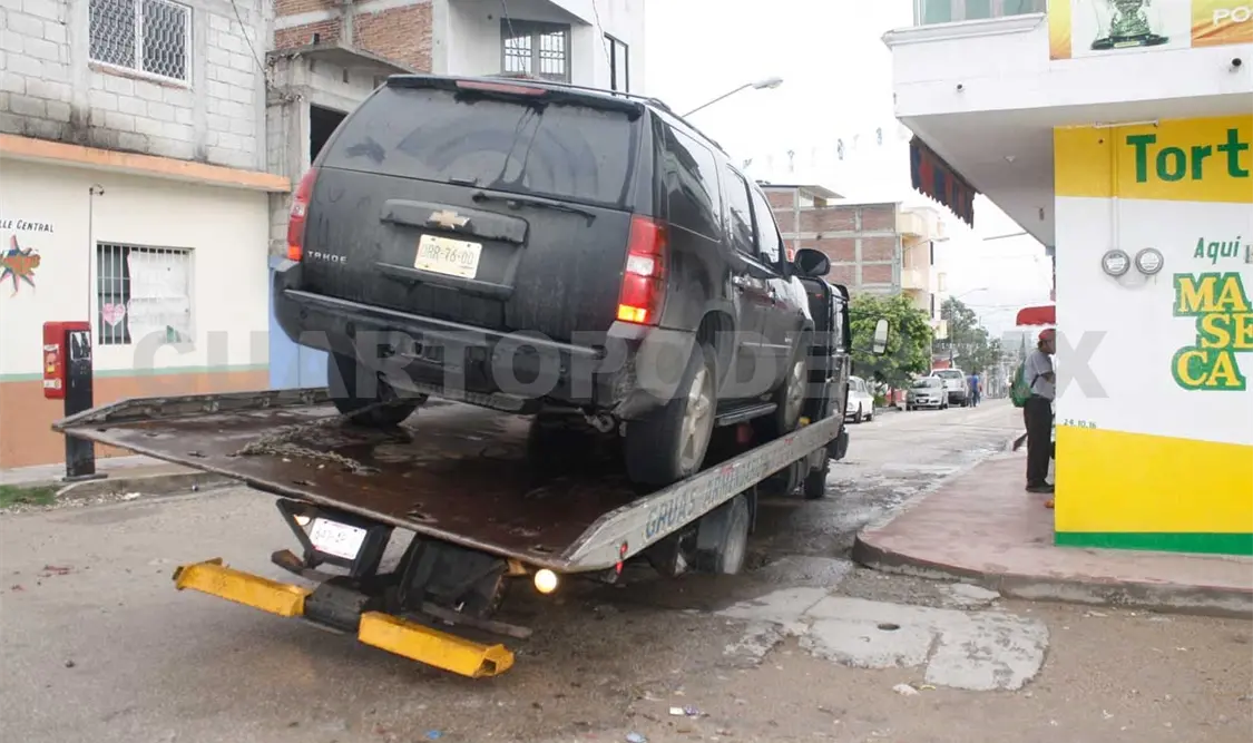 Grúa que saca a otra grúa; ambas caen al agujero