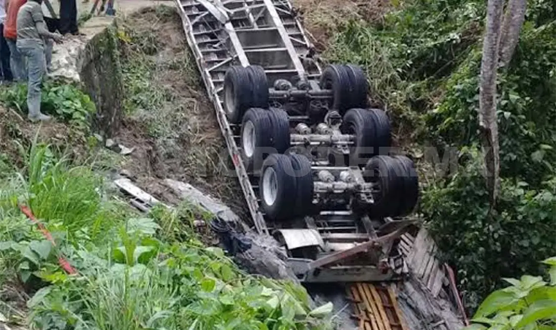 Localizan coloso volcado con 40 t de cemento
