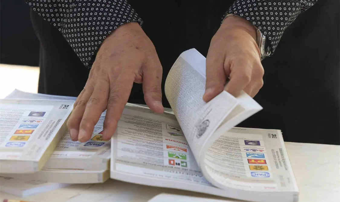 Juan Zepeda emite su voto en Neza