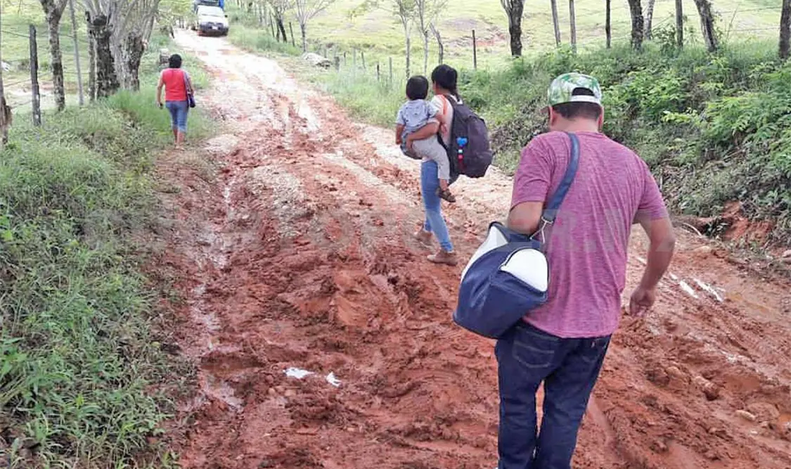 Caminar sobre lodo de la escuela al hogar