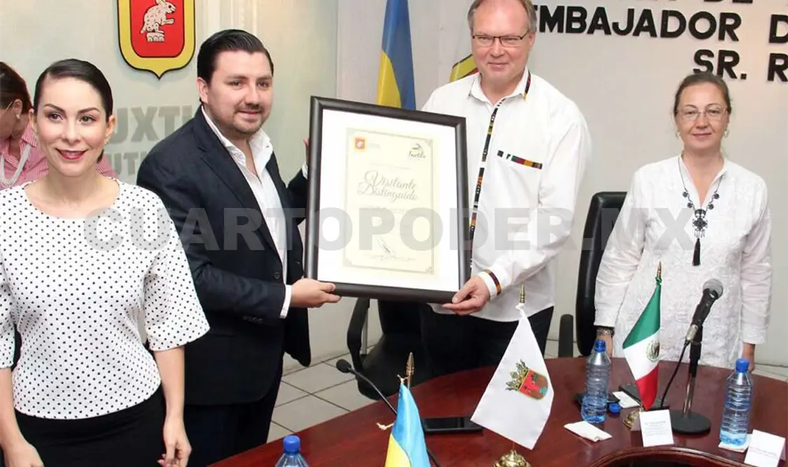 Castellanos distinguió al embajador de Ucrania en México con el pergamino de huésped distinguido. CP