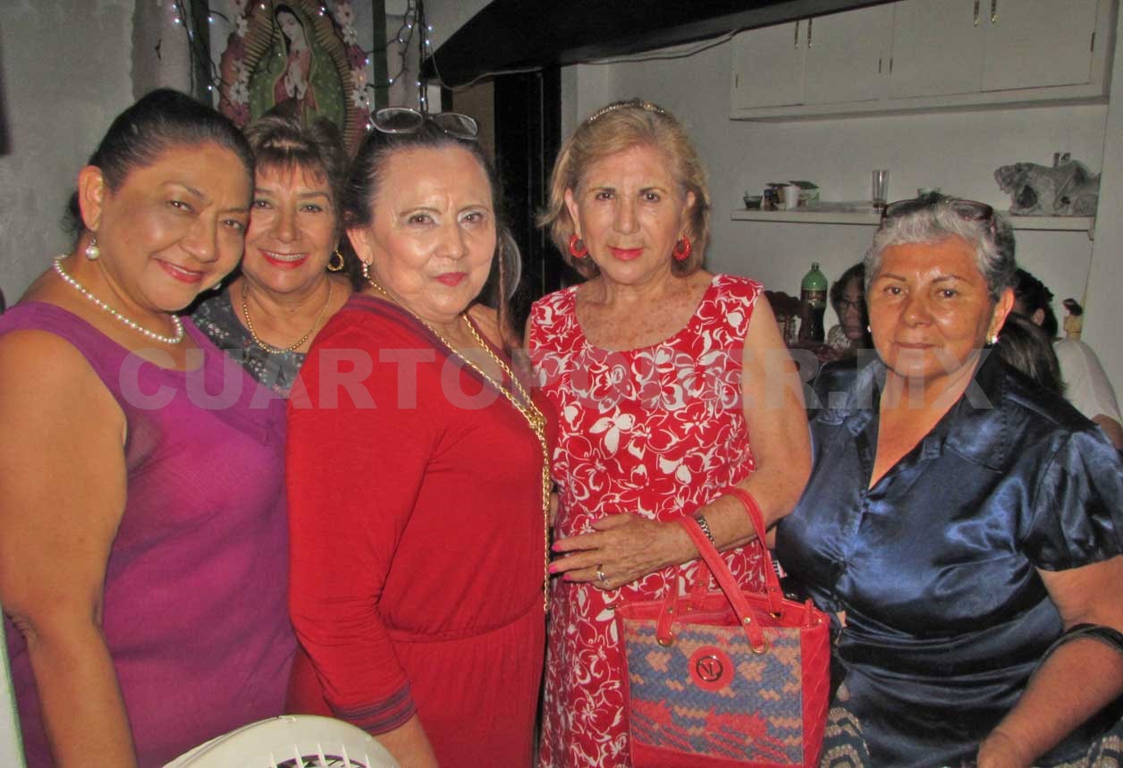 Amigas disfrutan amena velada