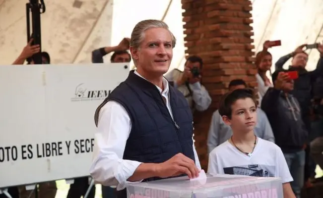 Alfredo del Mazo sale a votar