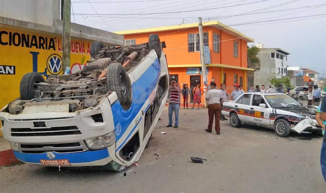 Se estableció que el conductor del colectivo se pasó la preferencia y tras el impacto terminó volcando. Flor Cordero / CP