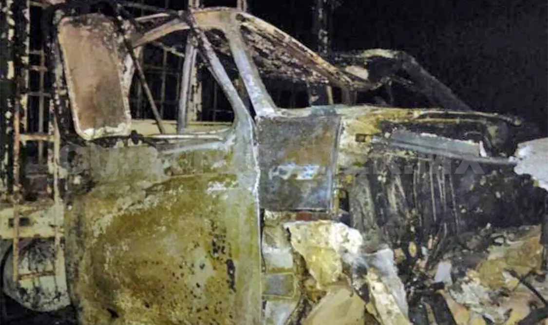 Tres vehículos quedaron calcinados a cenizas tras la explosión de una toma clandestina de Pemex. CP